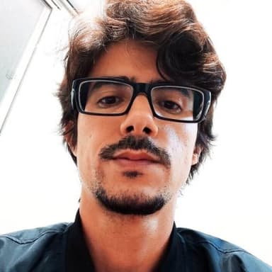 Foto de Tiago Fernandes, Curador e Pesquisador Chefe do Cabelo Sem Formol